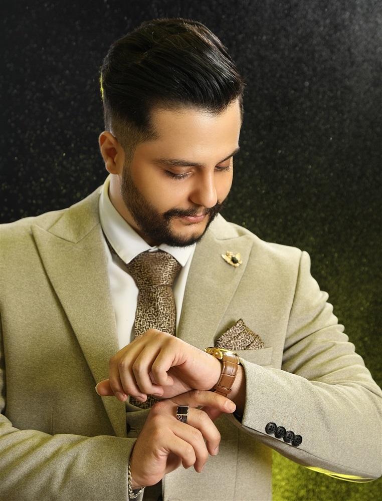 ژست مردانه با کت و شلوار