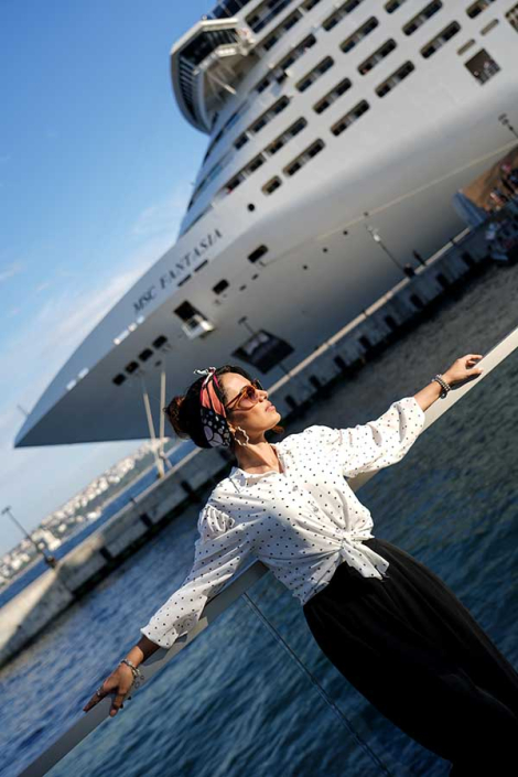 عکس خیابانی کنار دریا