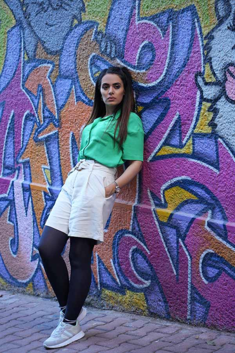 عکاسی خیابانی با دیوار نقاشی شده