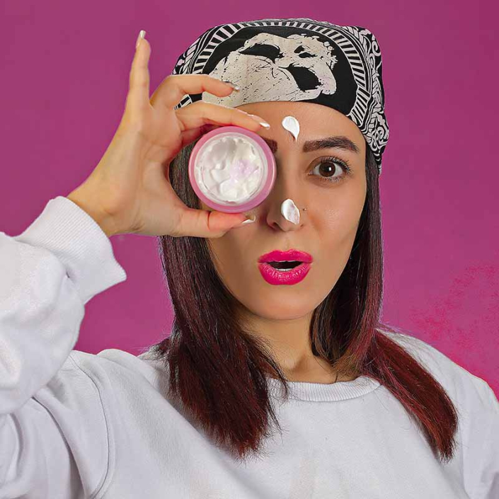 عکاسی تبلیغاتی کرم صورت با مدل