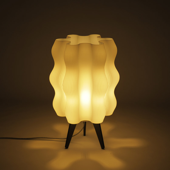 عکاسی تبلیغاتی آباژور رو میزی روشن شده