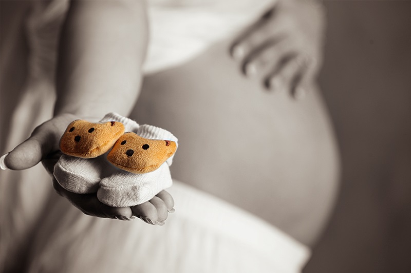 عکس بارداری حرفه ای مادر باردار به همراه لباس و اکسسوری نوزاد