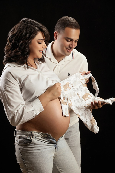 جزئیات عکاسی بارداری با لباس نوزاد