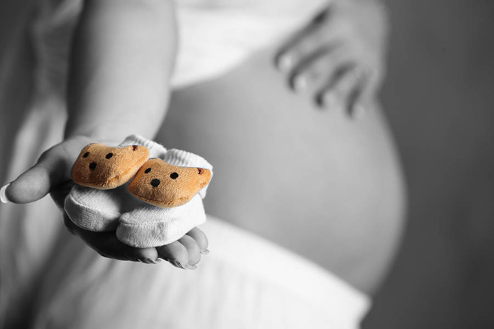 عکس بارداری با کفش نوزاد