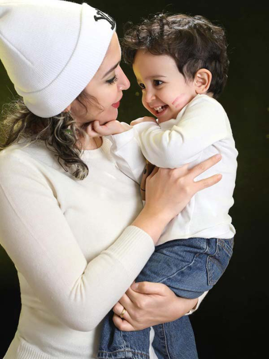 41 (2) عکس خانوادگی مادر و کودک حسی