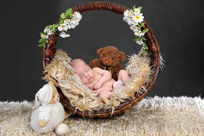 5 (1) عکاسی نوزاد با حلقه گل