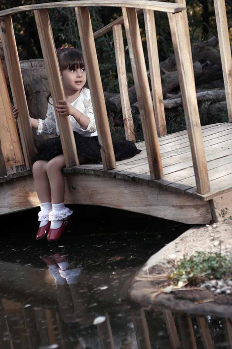 عکاسی فضای باز روی پل چوبی