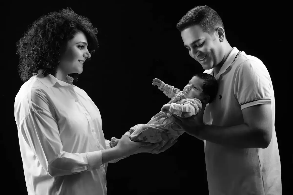 لباس مناسب کودک و نوزاد برای عکس خانوادگی لباس هماهنگ کودک و نوزاد در عکس خانوادگی با پدر و مادر