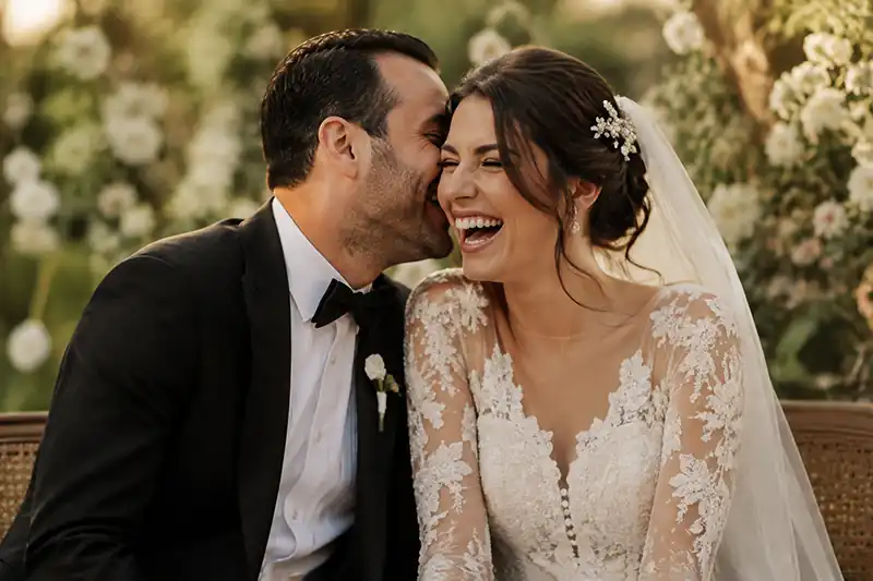 ژست صحبت در گوش و خنده طبیعی عروس و داماد