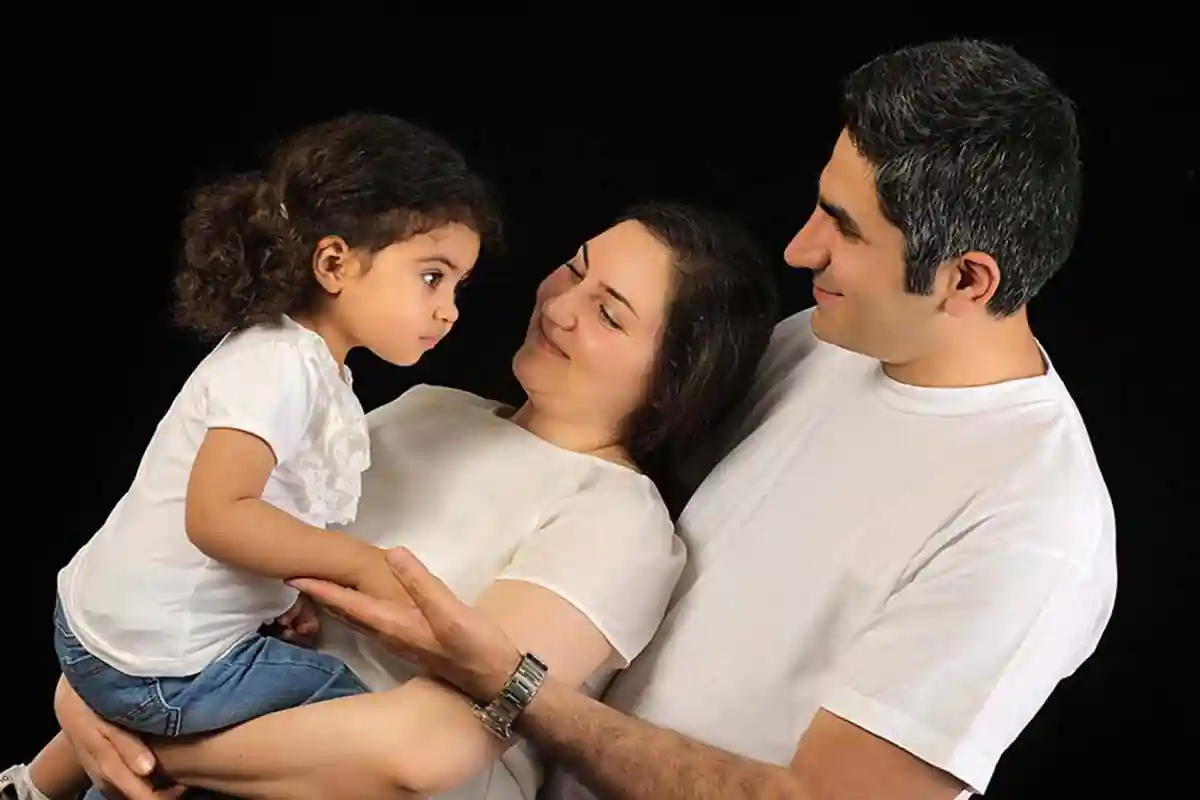 ژست عکس خانوادگی سه نفره در آتلیه ژست عکس خانوادگی سه نفره در آتلیه با پدر مادر و کودک