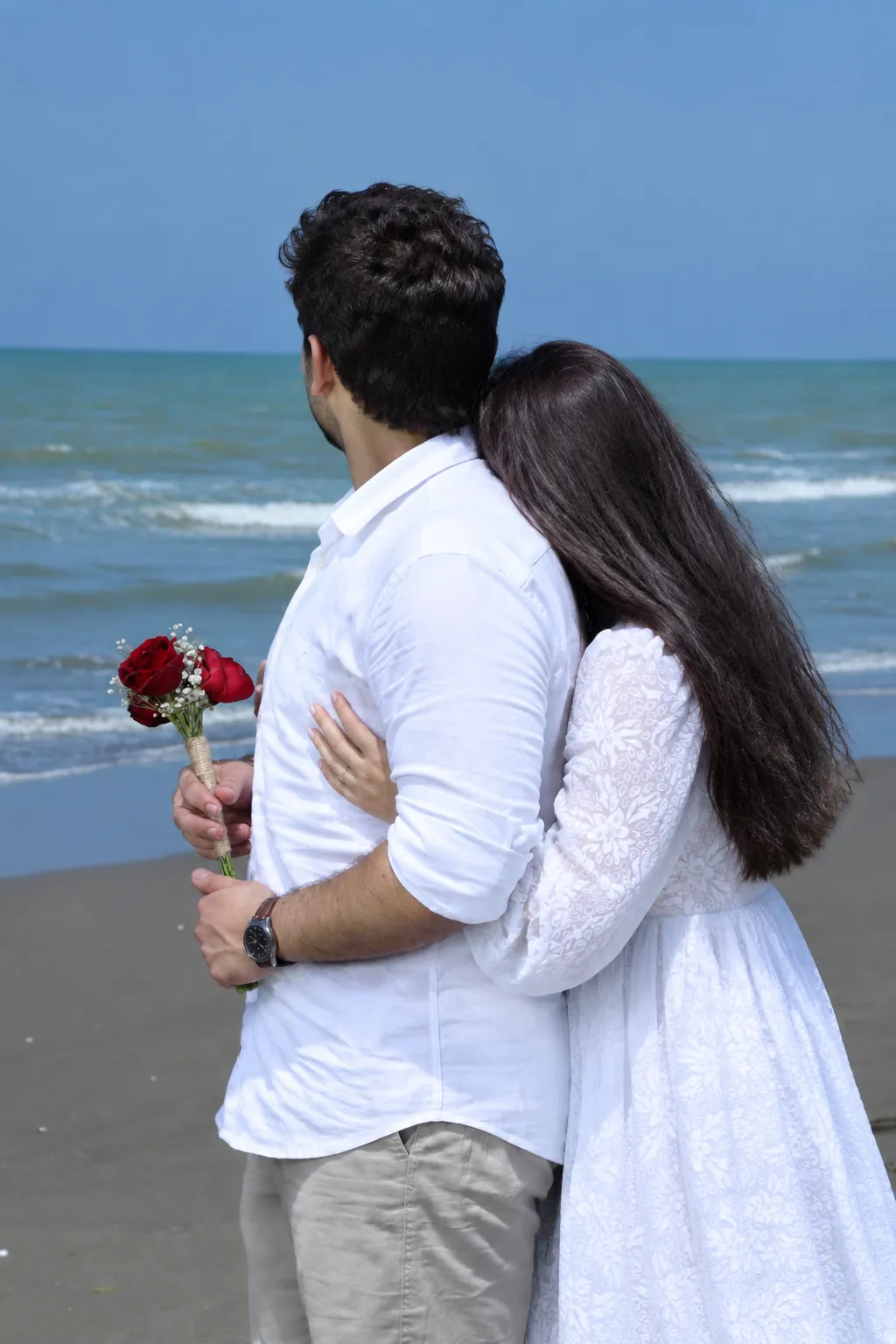 ژست ایستاده در آب دریا کنار ساحل